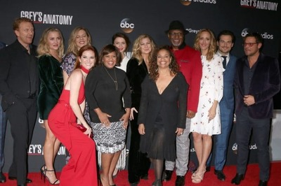 /glamour/the-cast-of-greys-anatomy-whos-dating-who/img/shutterstock_749899582-1-700x466MobileImageSizeReigNN.jpg